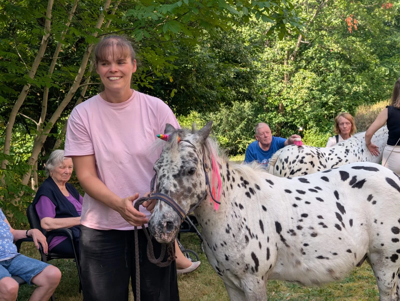 Ponyführerin mit gepunktetem Pony bei Senioren